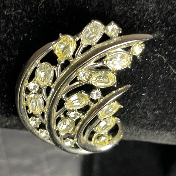 Trifari Yellow Floral Brooch - Picture 3 of 7